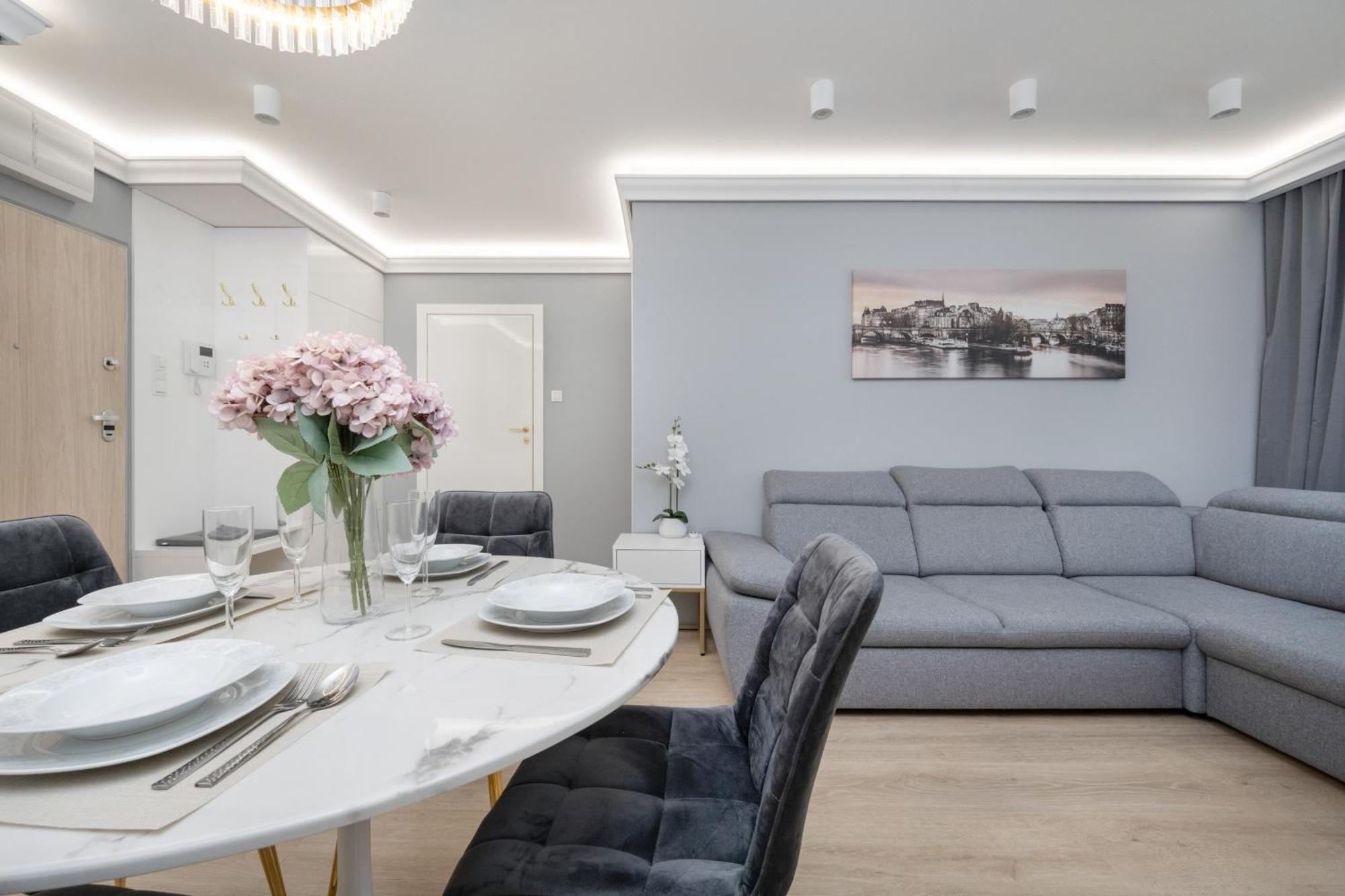 Elegant Apartment With Balcony By The Oder River In Wroclaw By Renters Prestige Екстериор снимка