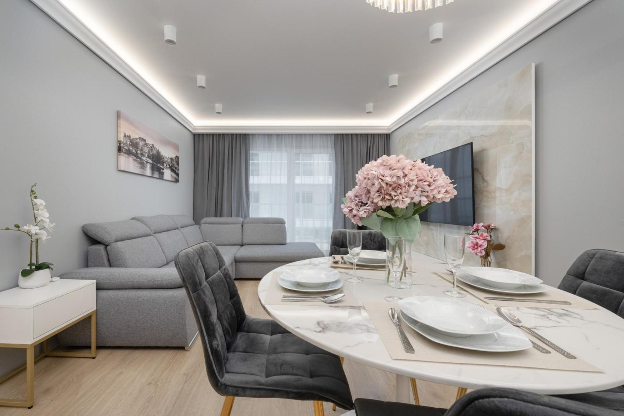 Elegant Apartment With Balcony By The Oder River In Wroclaw By Renters Prestige Екстериор снимка